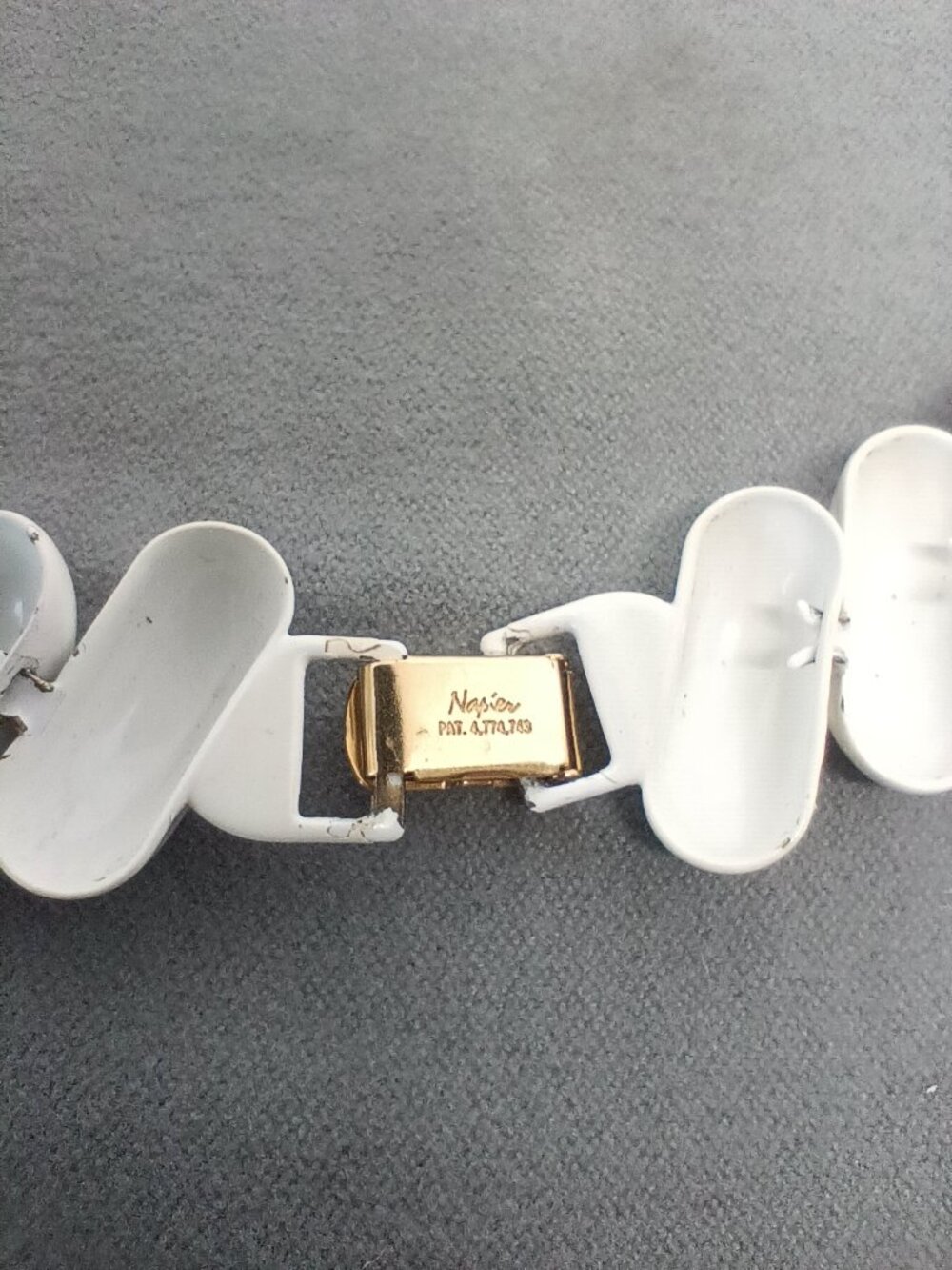 Napier Women’s Necklace Gold Tone Metal White Enamel Chunky 16” Signed - Picture 4 of 7